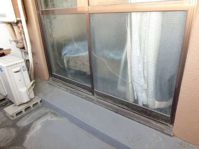 掃出し窓のガラス修理　交換　網入り型ガラス　施工前　名古屋市熱田区
